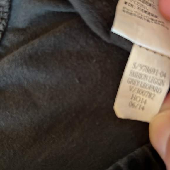 Women’s Bundle of 3 Old Navy Leopard/Animal Print Leggings - Picture 12 of 12